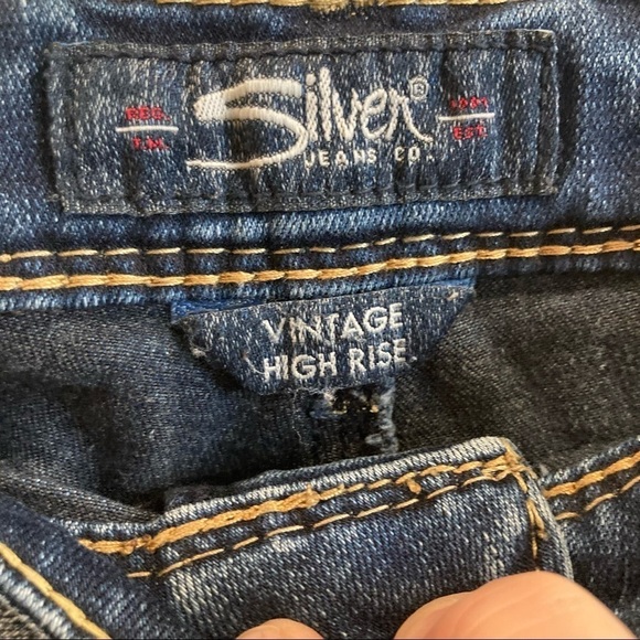 SILVER JEANS CO Sz 29 x 2.75” Vintage High Rise Light Distressing Shorts - Picture 3 of 9